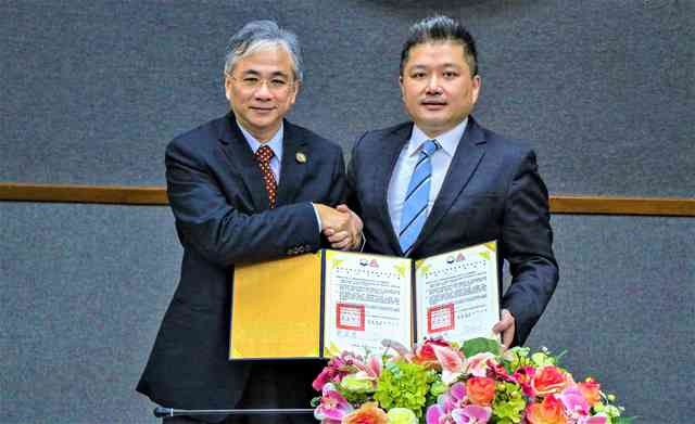 校長鄭道明(左)與復盛股份有限公司東亞區銷售總經理陳隆勛(右)代表簽訂產學合作MOU。