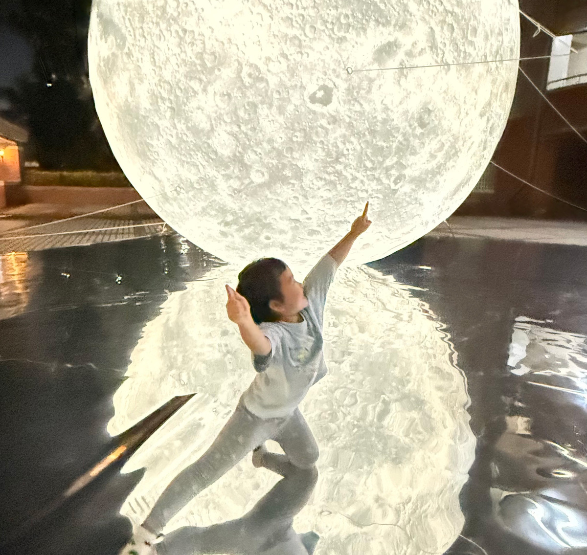 At night, the glowing moon becomes a festive Mid-Autumn photo hotspot.Image