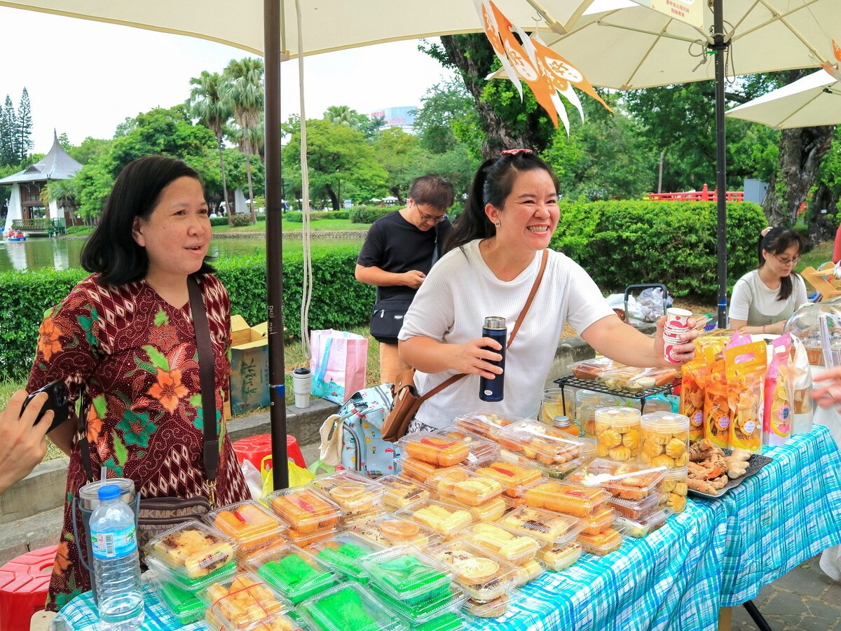現場規劃近40個特色美食及文化體驗攤位，新住民姐妹製作的家鄉點心，大受歡迎。圖片