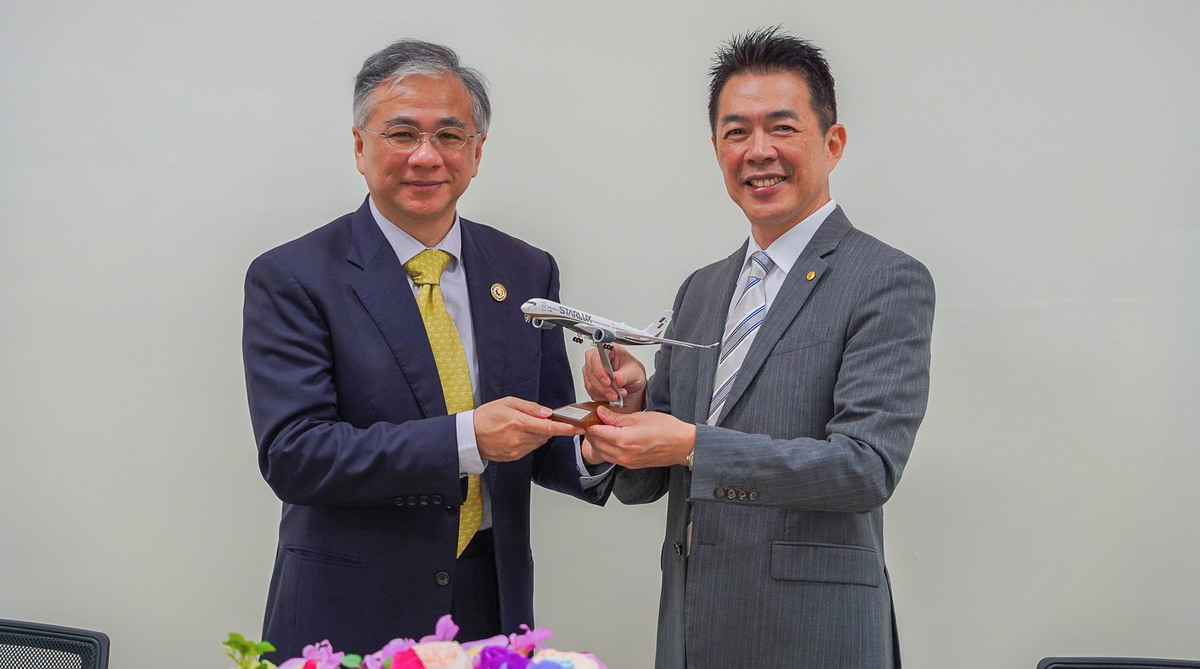 STARLUX Airlines presented a limited edition A350-900 airplane model to CYUT to celebrate the collaboration.Image