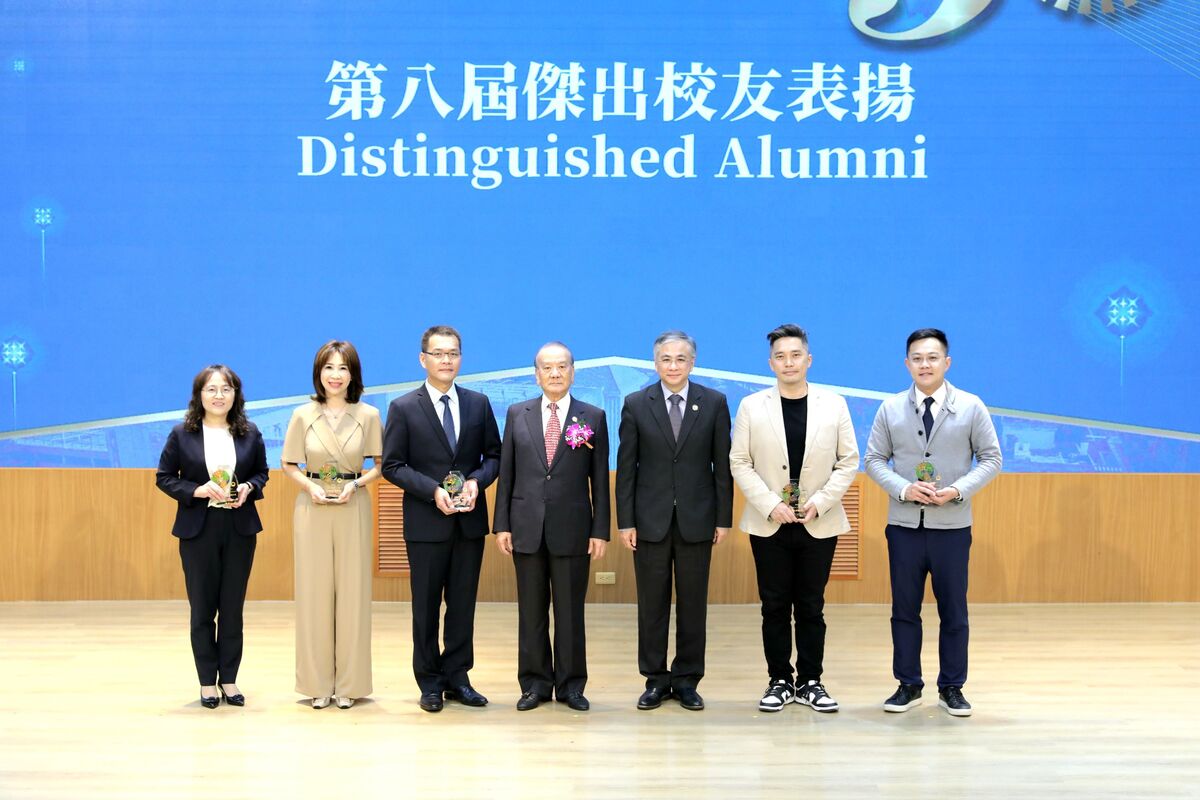 Group photo of distinguished alumni with CYUT founder Dr. Yang Tien-shen (center) and President Cheng Tao-ming (3rd on the right).