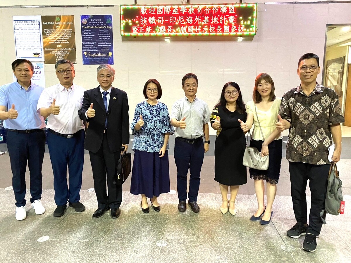 President Tao-Ming Cheng (3rd from left) went to Jakarta for the Taiwan-Indonesia International Talent Education Program.Image