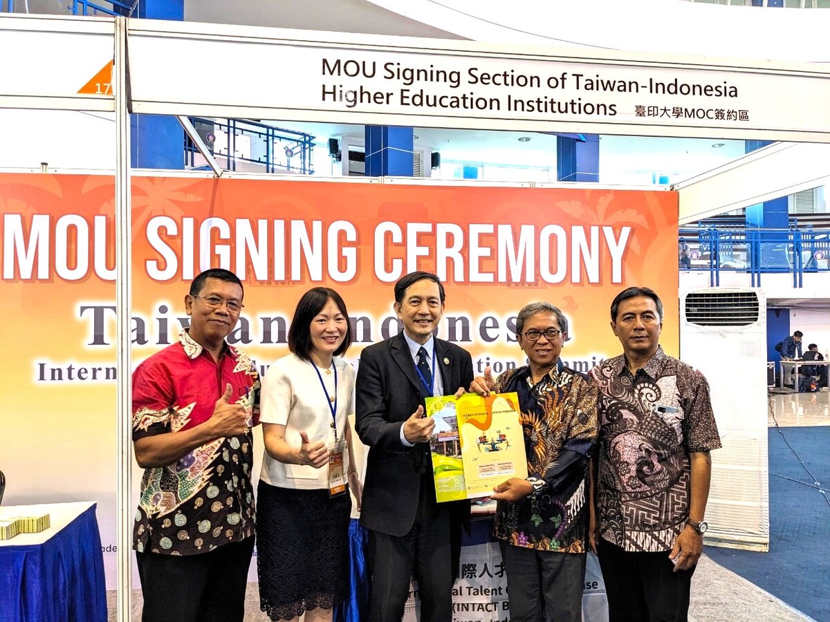 Vice President Sung-Chi Hsu (center) represented CYUT at the joint MOU signing ceremony with Indonesian schools.Image