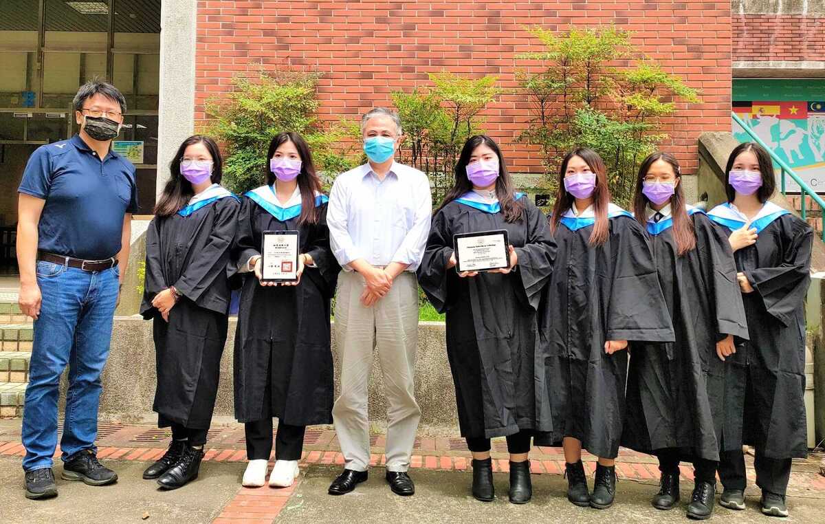 President Cheng Tao-Ming (4th on the left) is glad that digital diplomas can help graduates  applying jobs and further studies.