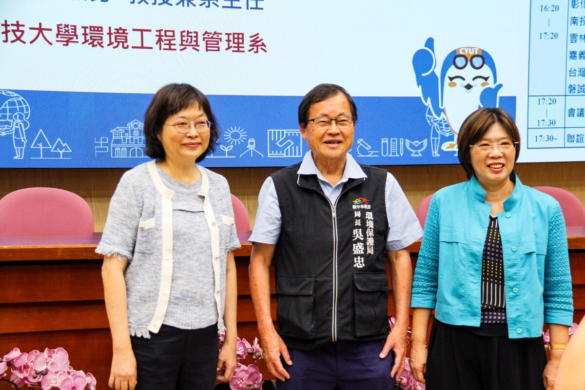 Climate Change Administration Director-General Lin-Yi Tsai (left), Resource Circulation Administration Director-General Ying-Ying Lai (right), and Taichung Environmental Protection Bureau Director Sheng-Chung Wu (center).Image