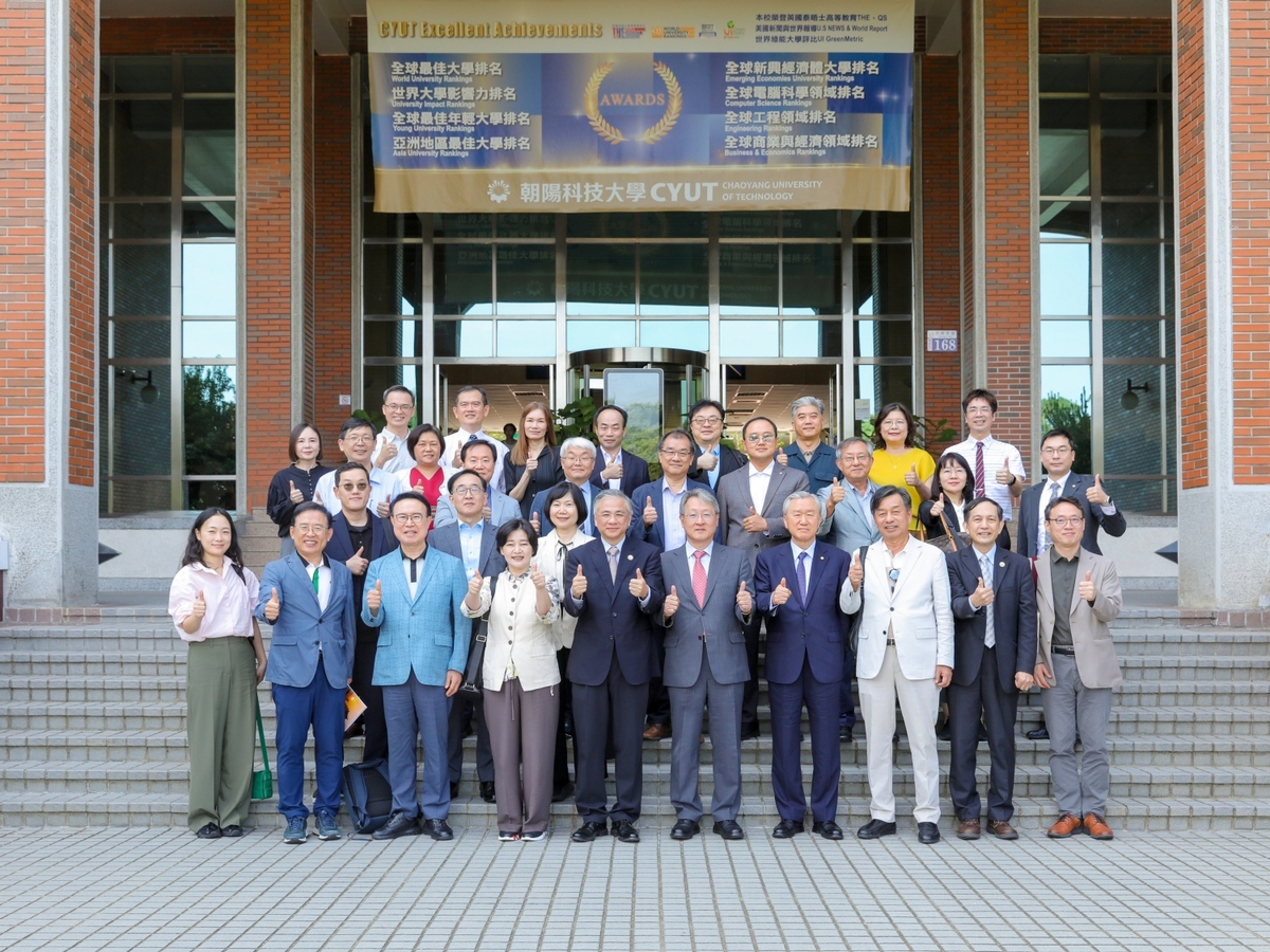 1韓國專科大學教育協議會(KCCE)代表/韓國永進專門大學校長崔宰榮(前排右五)等27位韓國高校校長參訪朝陽科大，與校長鄭道明(前排左五)合影。圖片