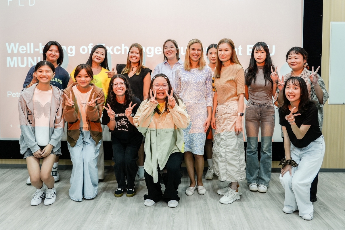 2透過臺灣國家重點領域國際合作聯盟(UAAT)國際年輕學者短期訪問獎助計畫，朝陽科大邀請姊妹校捷克馬薩里克大學教育學院副院長佩特拉‧維斯特奇洛娃(前排左五)蒞校演講，深化國際交流。圖片