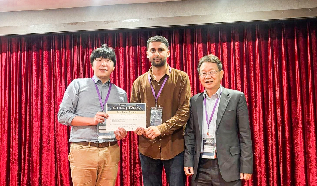朝陽科大資訊管理系巴基斯坦碩士生Saad Tariq(中)勇奪IET ICETA 2025國際研討會最佳論文獎，表現十分優異。圖片