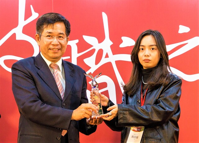 視傳系學子勇奪技職之光-競賽卓越獎，接受教育部長潘文忠(左)表揚。