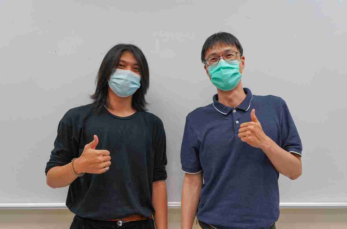 Lai Jhe-Wei (left) won third in Industrial Design. He thanked the support from his project supervisor, Professor Lin Hsuan (right).