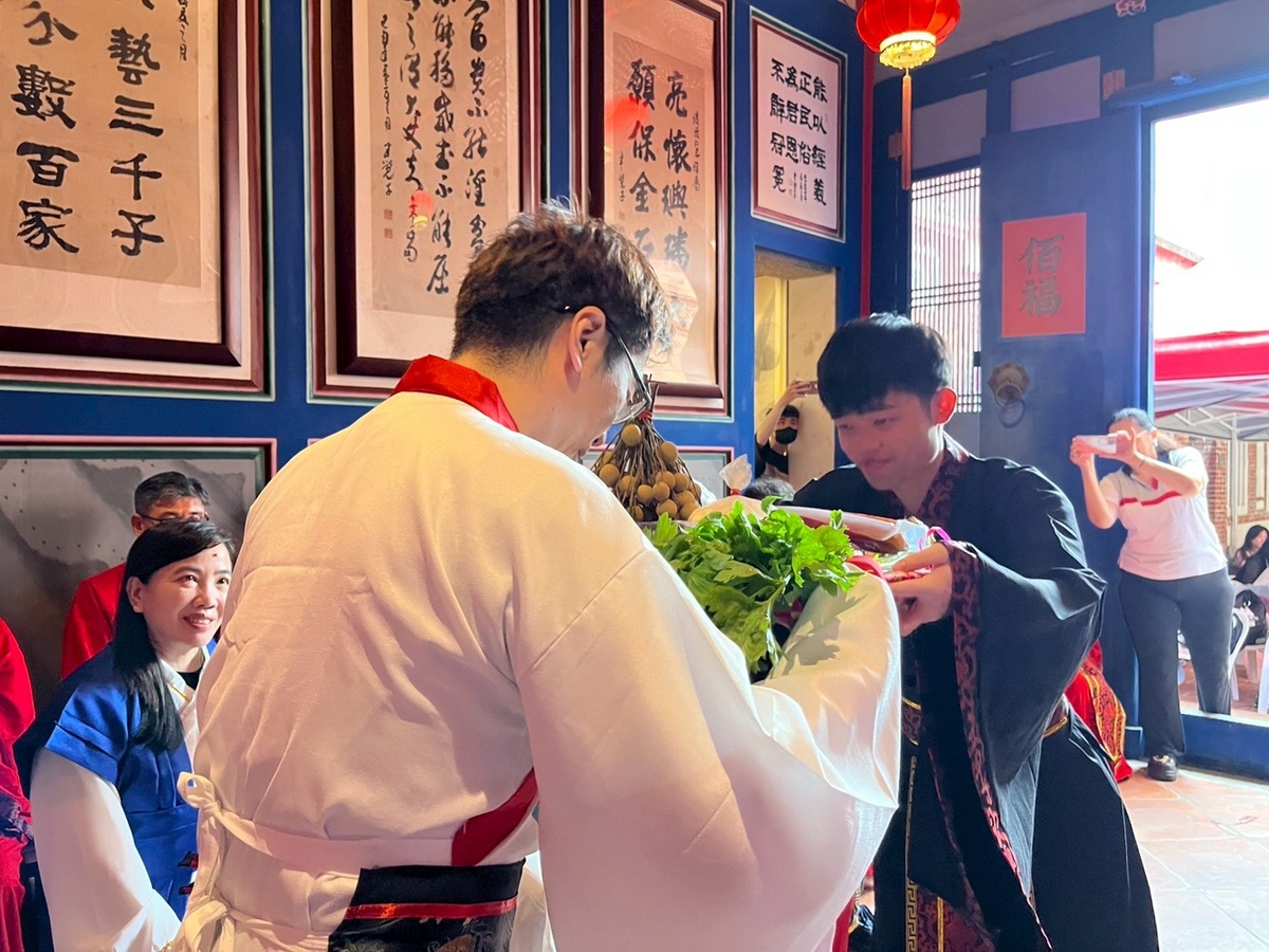 朝陽科大保險金融管理系EMBA新生依循古禮舉行拜師儀式，象徵學習之誠與傳承之志，意義深遠。圖片
