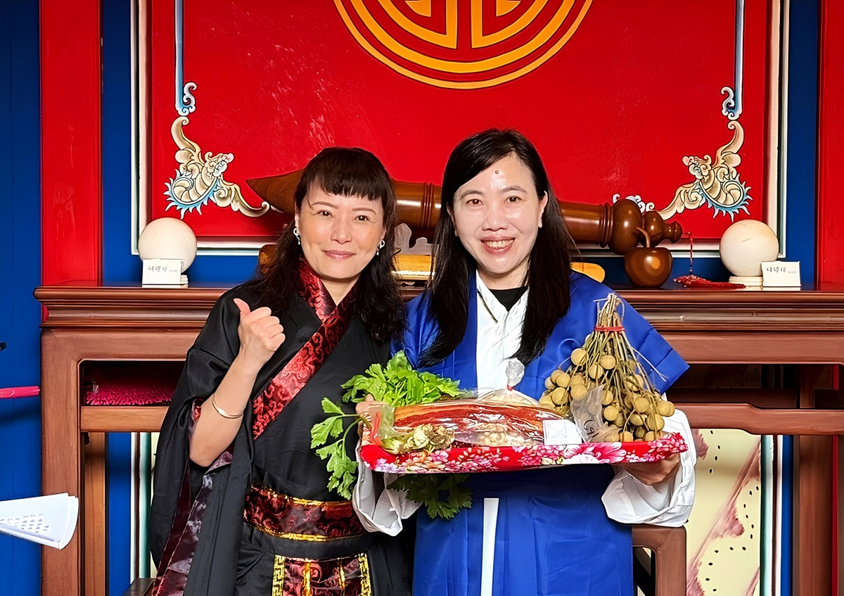 EMBA新生奉上象徵勤勉學習不忘師恩的「束脩六禮」，與系主任陳美夙(右)合影。圖片