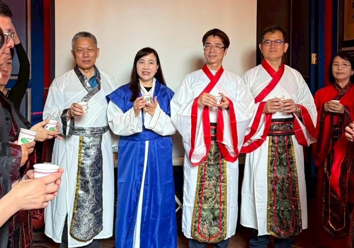 管理學院師長歡迎保金系EMBA新生加入朝陽大家庭，未來交流共學，提升理財專業與職涯競爭力。圖片