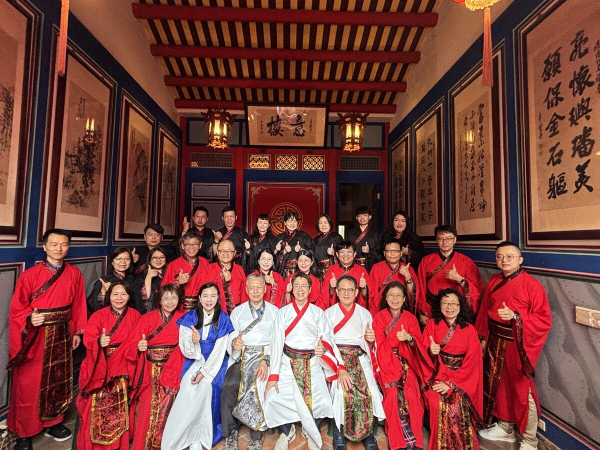 朝陽保金系EMBA迎新盛典圓滿完成，師生及系友在已有200年歷史的鹿港古蹟-意樓合影。圖片