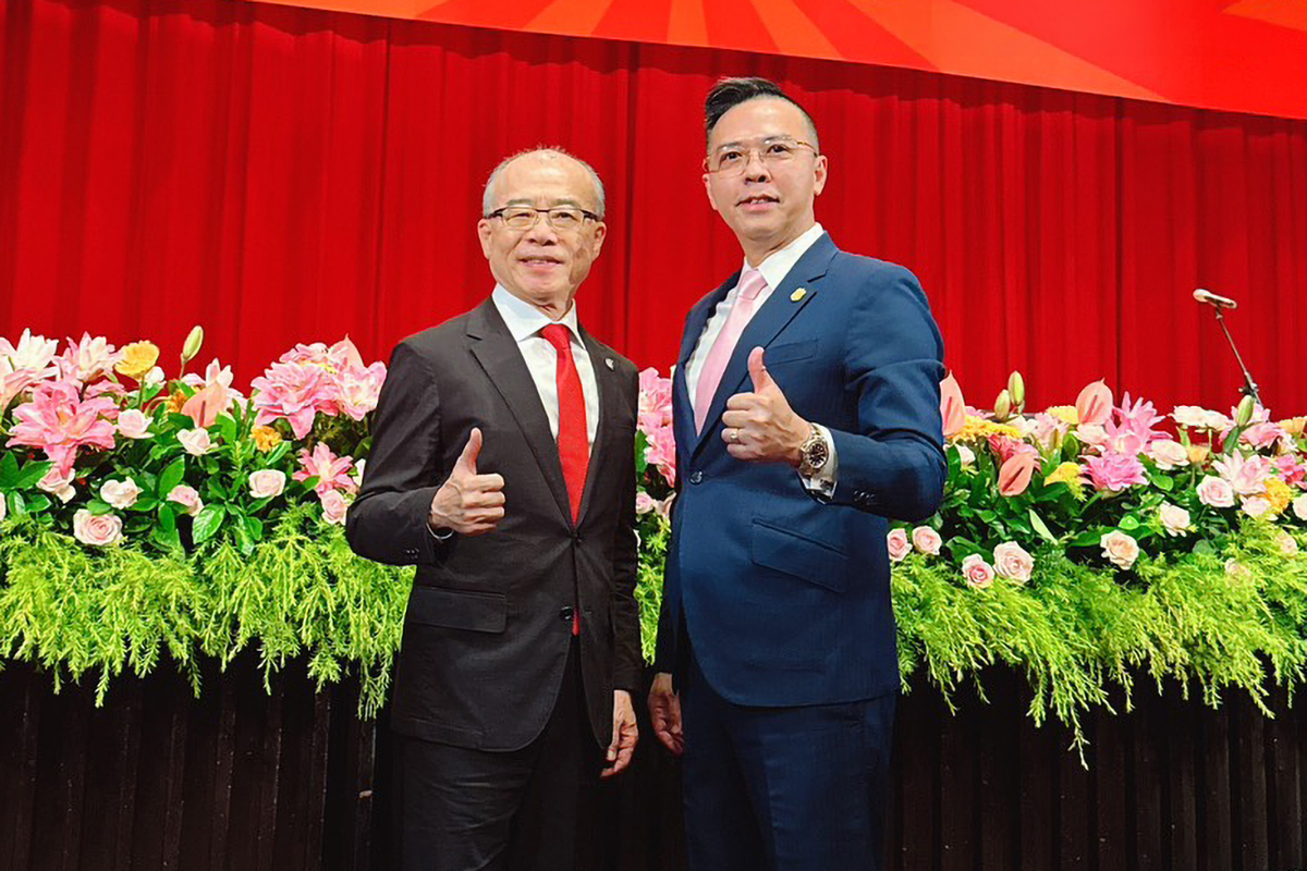 三商美邦人壽1593通訊處處經理謝孟宏(右)勇奪最佳社會貢獻獎。圖片