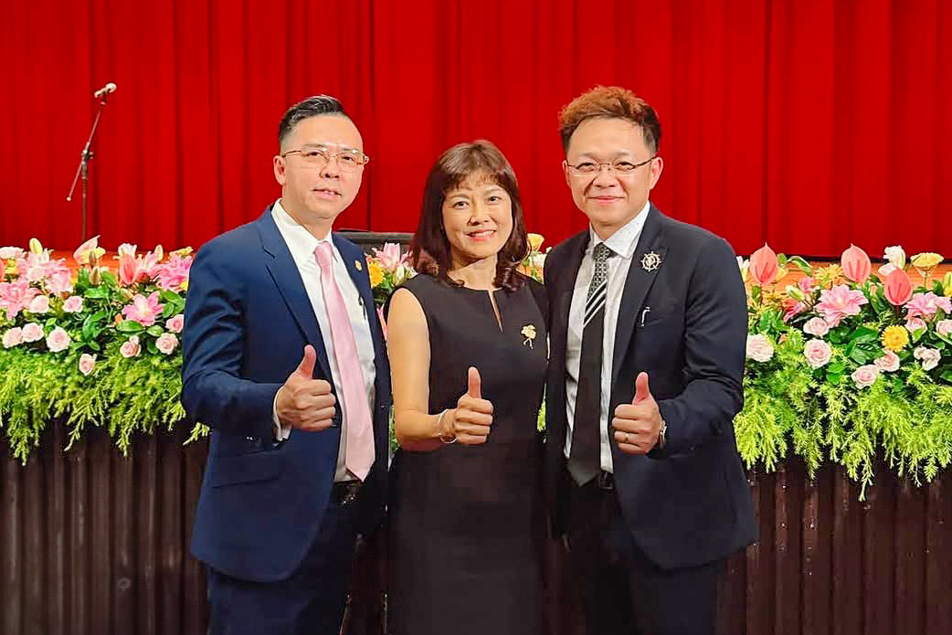 畢業於朝陽保金EMBA之三商美邦人壽1498通訊處處經理莫玉婕(中)，榮獲最佳保險成就獎優選。圖片