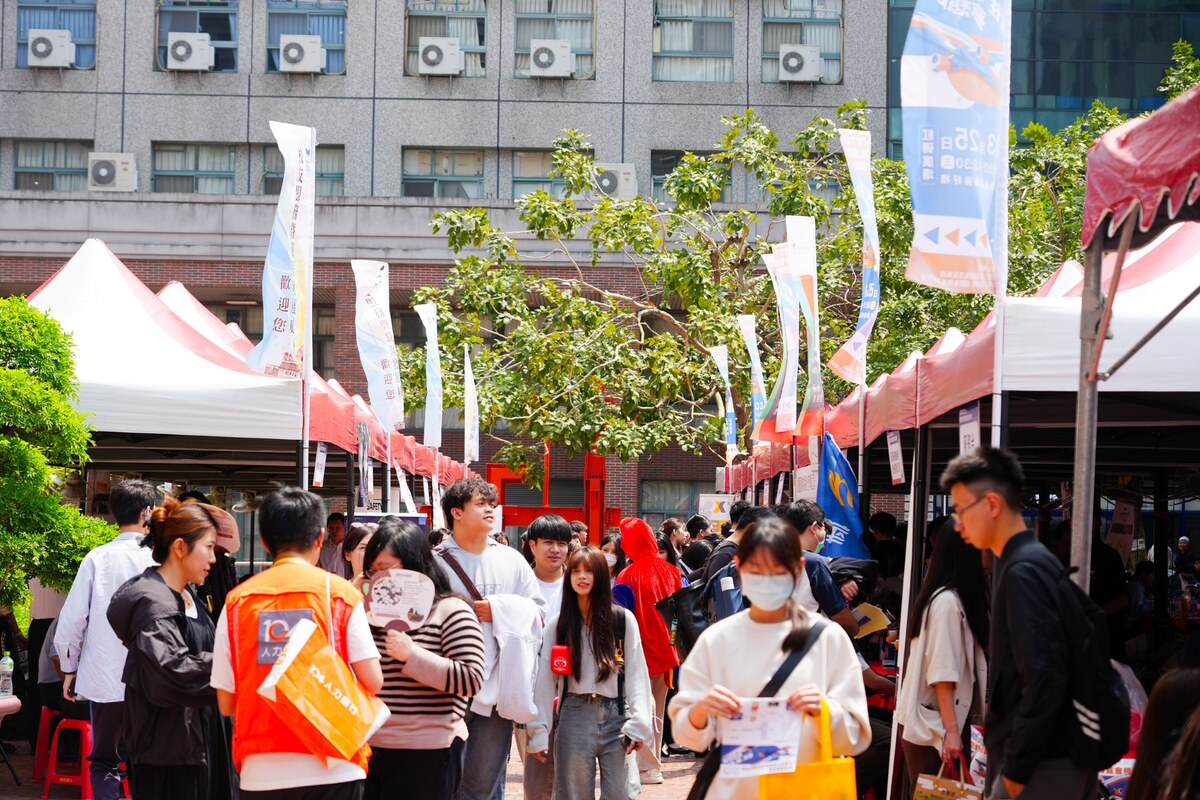 百家企業至朝陽科大校園徵才，提供上萬職缺。圖片