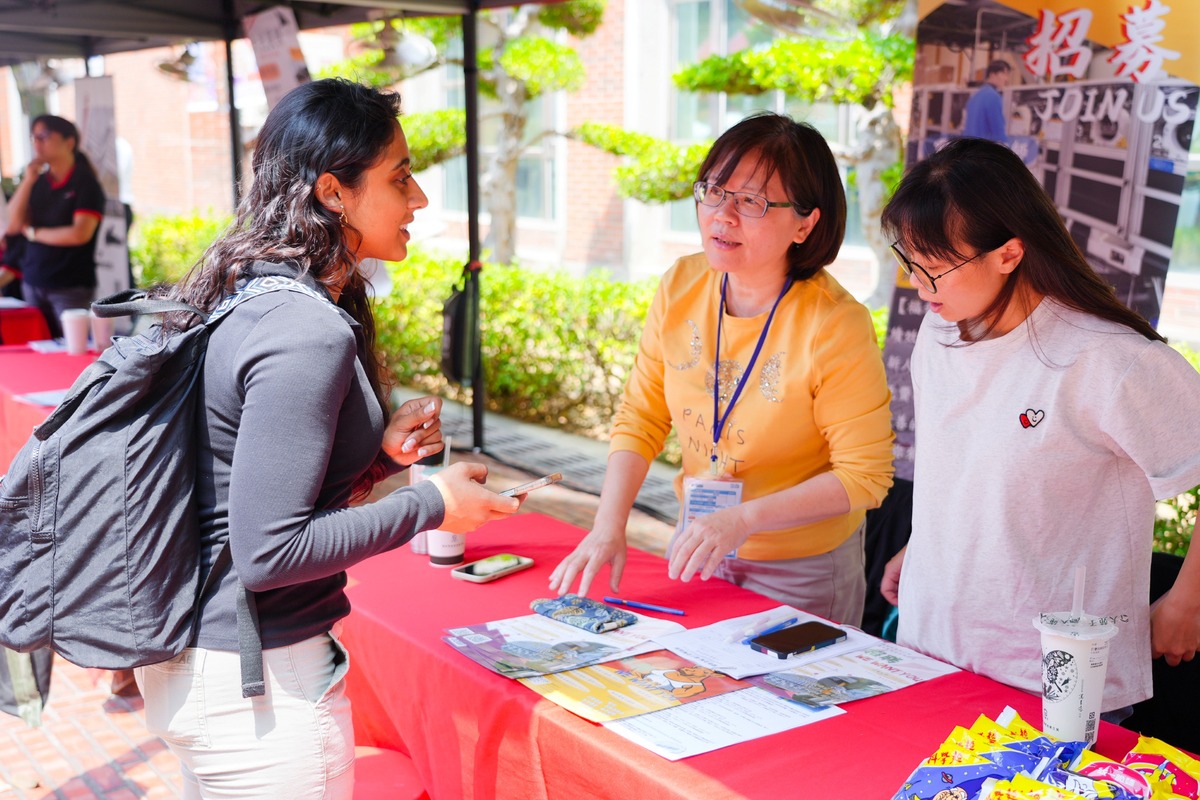 配合教育部推動國際人才留臺政策，會場特別設置國際學生專屬招募專區，協助媒合工作機會。圖片