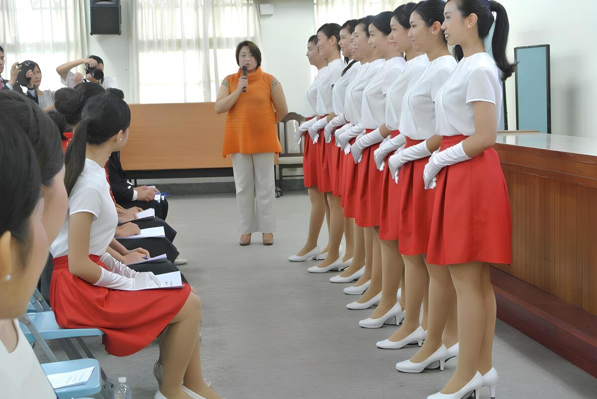 從服裝儀容、站姿、表情、手勢、迎賓用語到貴賓動線引導及突發狀況應變，國慶禮賓每一個環節都必須經過嚴謹訓練。圖片
