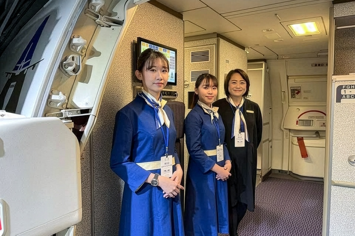 李怡華老師(右一)曾任新加坡航空及中華航空空服員，累積豐富的國際禮儀及客艙服務經驗。圖片