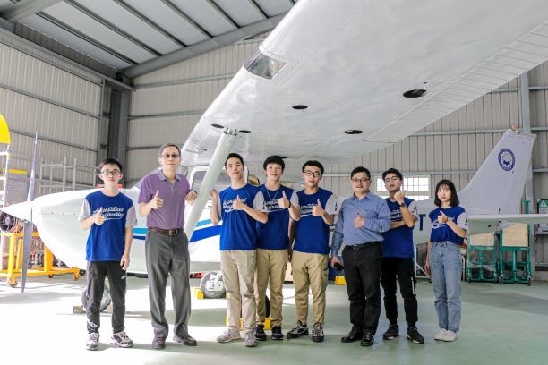 飛航系購置CESSNA 定翼機，提供學子操作訓練使用，從航空基礎教學到飛行專業培訓，都有完整課程。