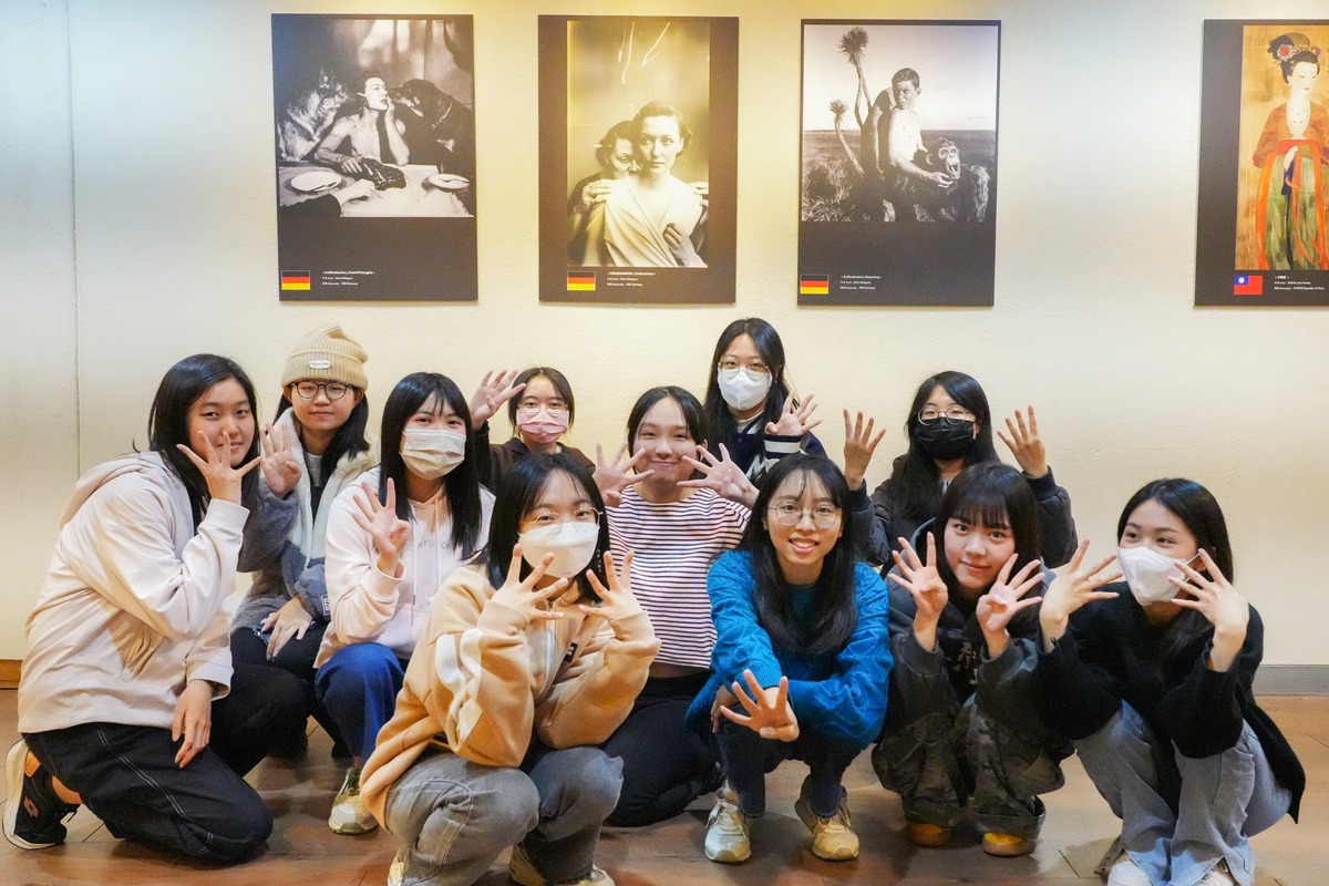 由視傳系團隊策展的〈2025朝陽國際AIGC展〉，探討生成式AI創作延伸的多樣性，受到關注。圖片