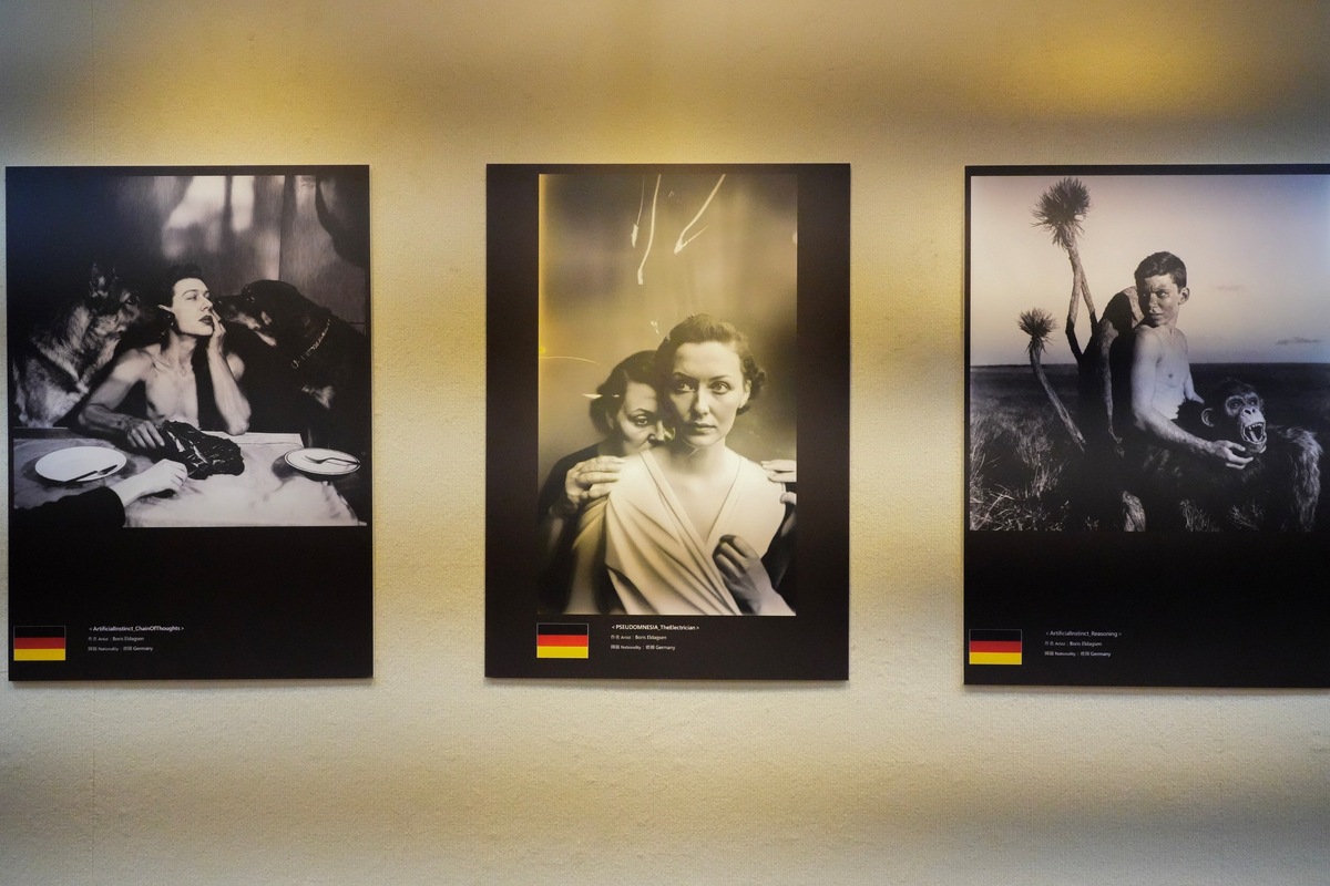 本次展出榮獲SONY世界攝影獎(SWPA)公開組創意類別首獎的作品〈PSEUDOMNESIA | The Electrician〉(圖中)，正是以AI生成的創作。圖片