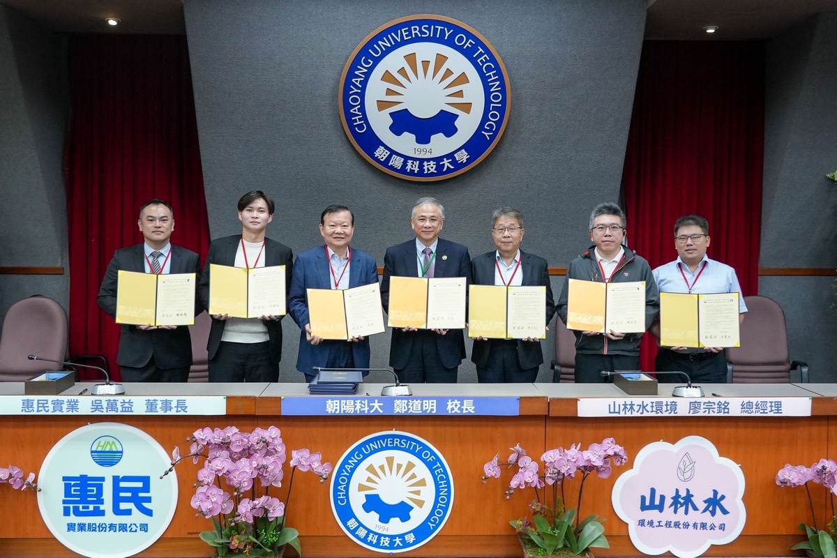 CYUT launches an industry–academia scholarship program; President Tao-Ming Cheng (center) signs on behalf of the University.Image