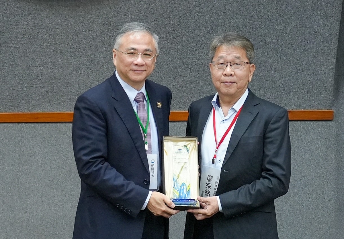 Tsung-Ming Liao (right), General Manager of Forest Water Environmental Eng’g Co. Ltd., highlights the value of industry–academia collaboration in supporting students.Image