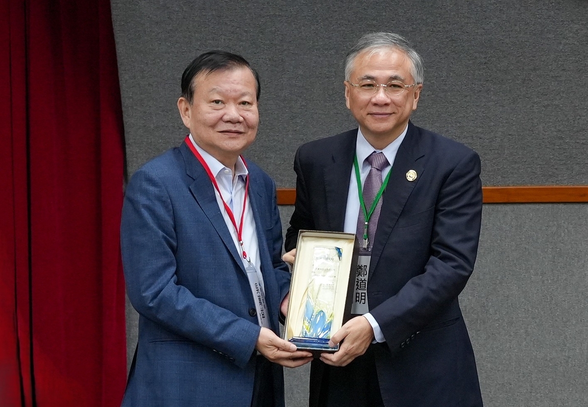 惠民實業董事長吳萬益(左)大力支持學子獎助學金計畫，期能實現企業與人才共育共榮之願景。圖片