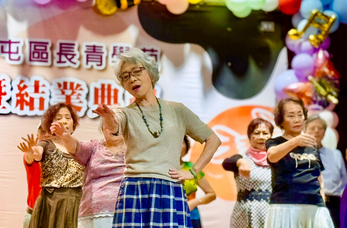 在朝陽科大的用心規劃下，南屯長青學苑學員高達1,200人，深受在地長輩喜愛。圖片