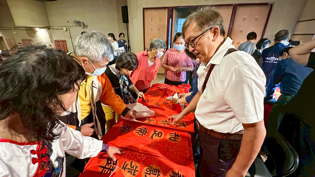 「美學書畫班」以手寫春聯及馬年主題年畫，分送社區民眾，大受歡迎。圖片