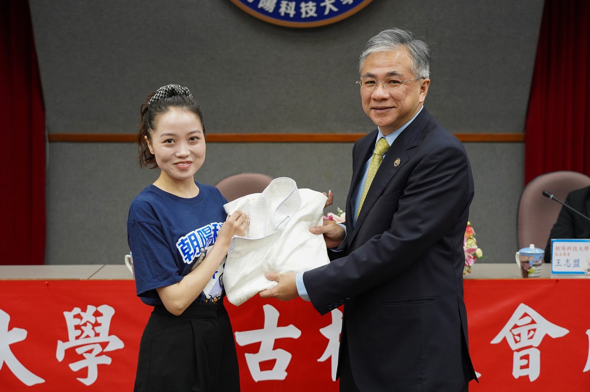 The first chair, Munkhdul Uurtsaikh (left), presented a traditional Mongolian costume to President Cheng Tao-Ming in gratitude.