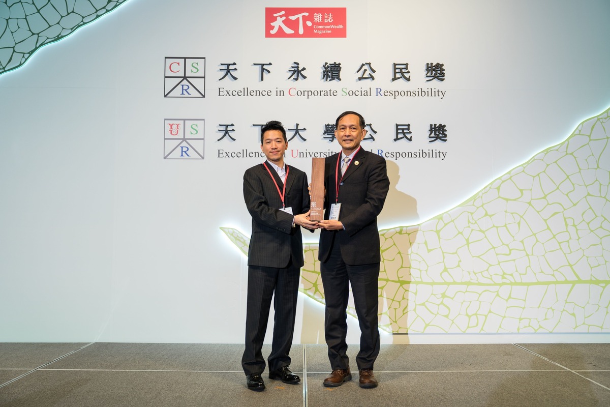 朝陽科大榮獲2025天下USR大學公民獎私立技職全台之冠，由副校長徐松圻(右)代表領獎。圖片