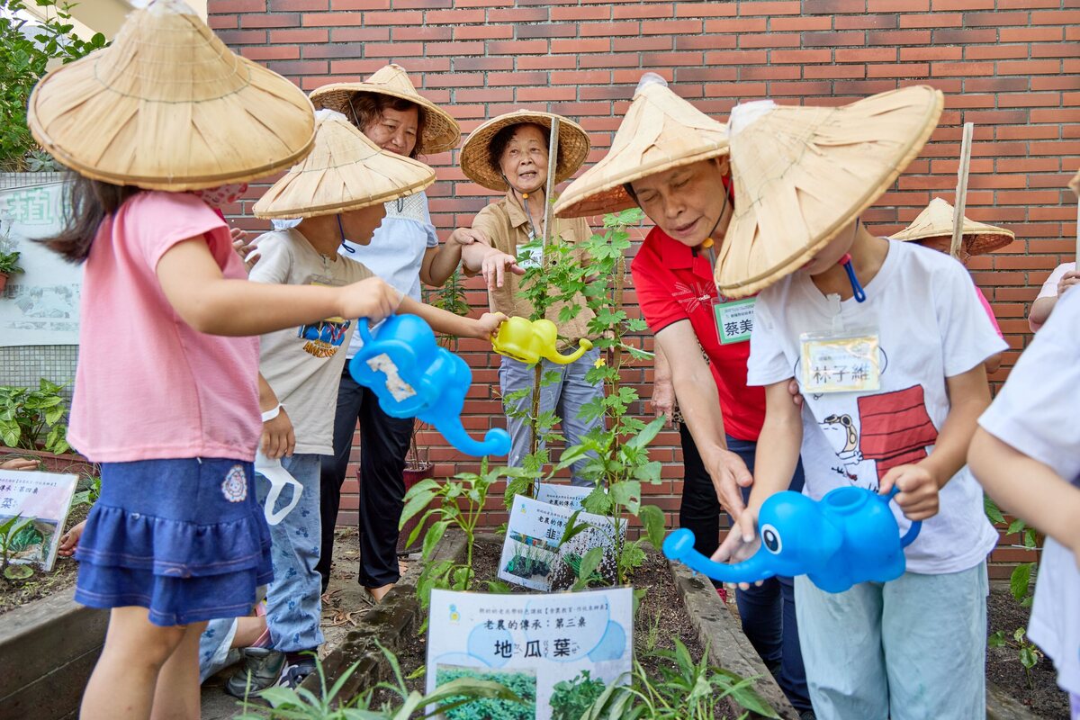 銀髮產業管理系USR團隊推動「幼老共園」創新經營模式，食農教育共學課程頗受好評。圖片