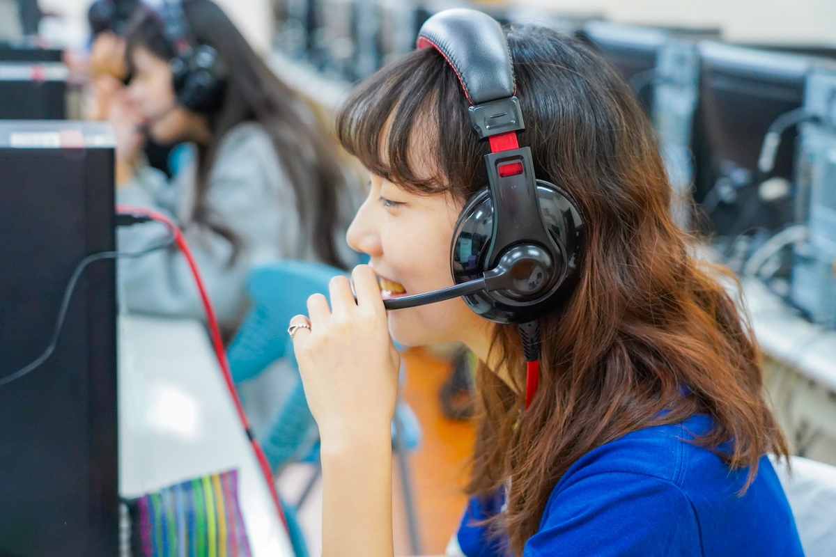 資訊管理系連續8年推動教育部「數位學伴計畫」，透過視訊遠距輔導偏鄉學童，縮減城鄉差距。圖片