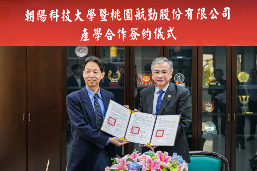 校長鄭道明(右)與桃園航勤董事長林祥生(左)代表簽署MOU。