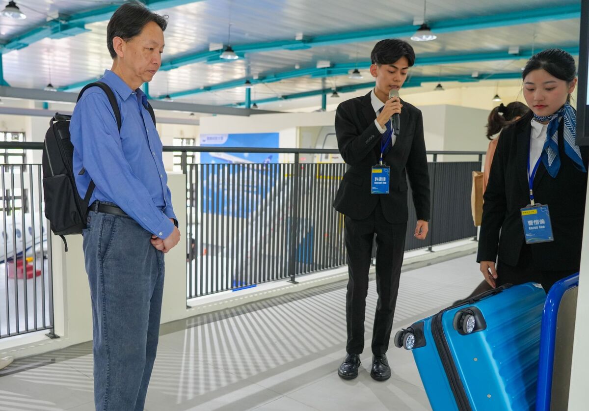 桃園航勤董事長林祥生參訪朝陽實習國際航空站，給予高度肯定。