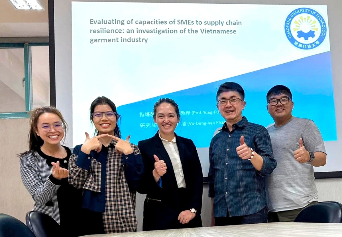 Dr. Yung-Fu Huang (Marketing & Logistics, second from right) excels in inventory theory, supply chain management, and CSR/USR studies.Image