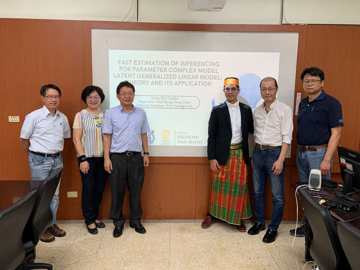 Dr. Rung-Ching Chen (Information Management, third from left) and his Indonesian PhD graduate Rezzy Eko Caraka (third from right) both made the 2025 Top 2% Scientists list.Image