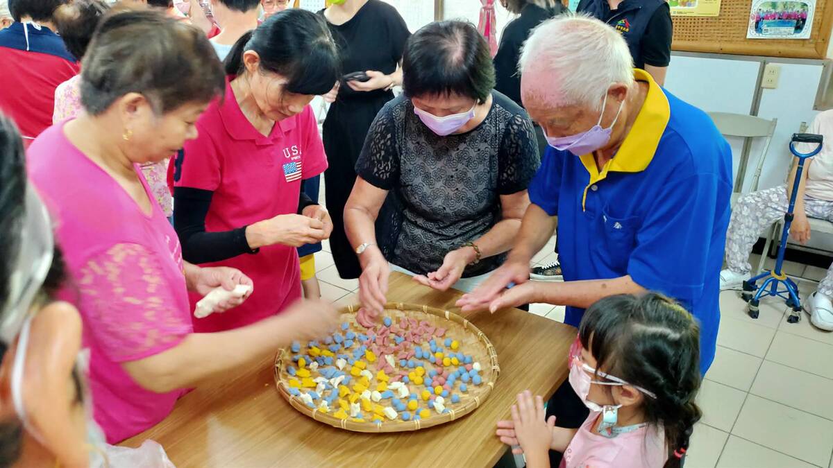 祖孫一起搓湯圓學客語，感受客庄文化的趣味。