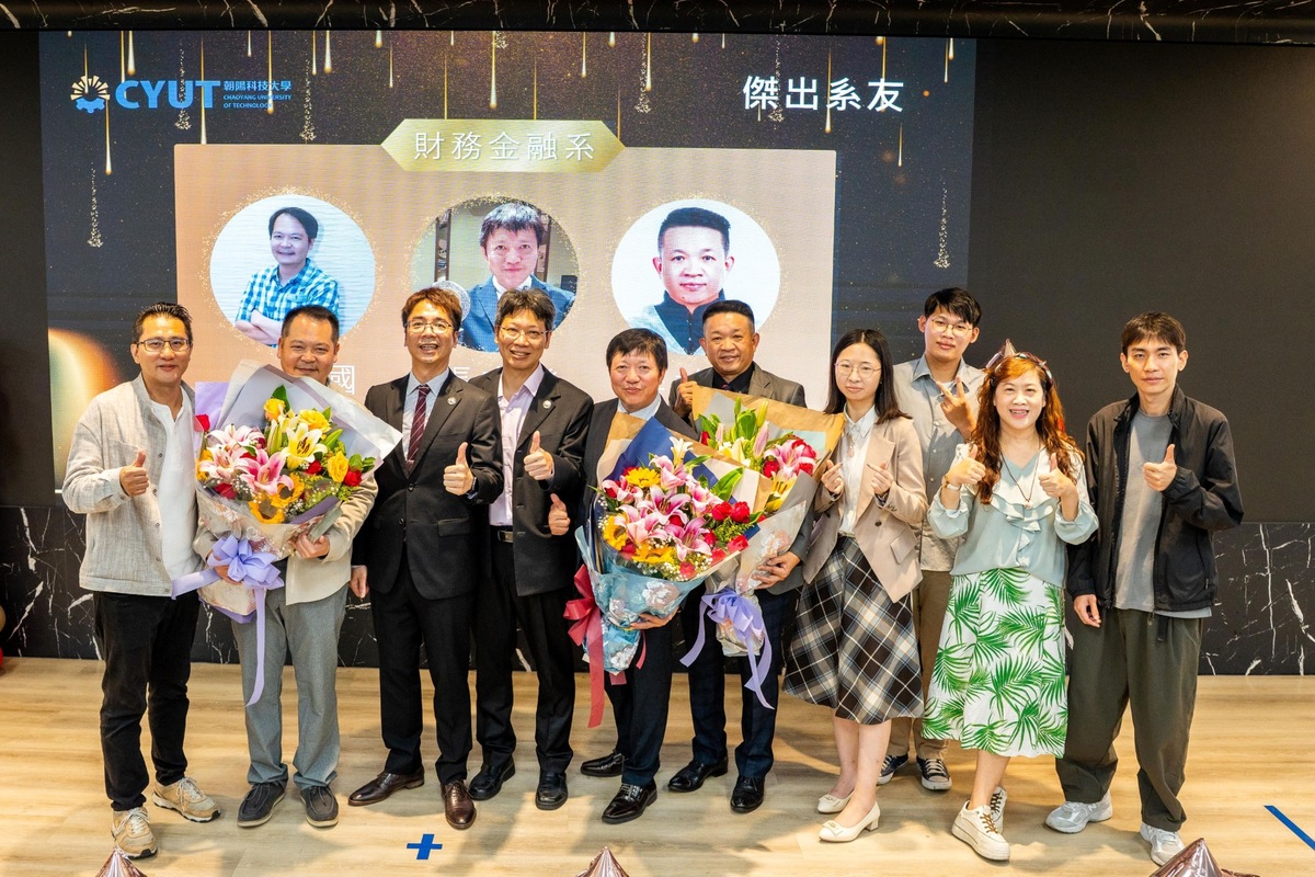 Distinguished alumni of the Department of Finance pose for a group photo.Image