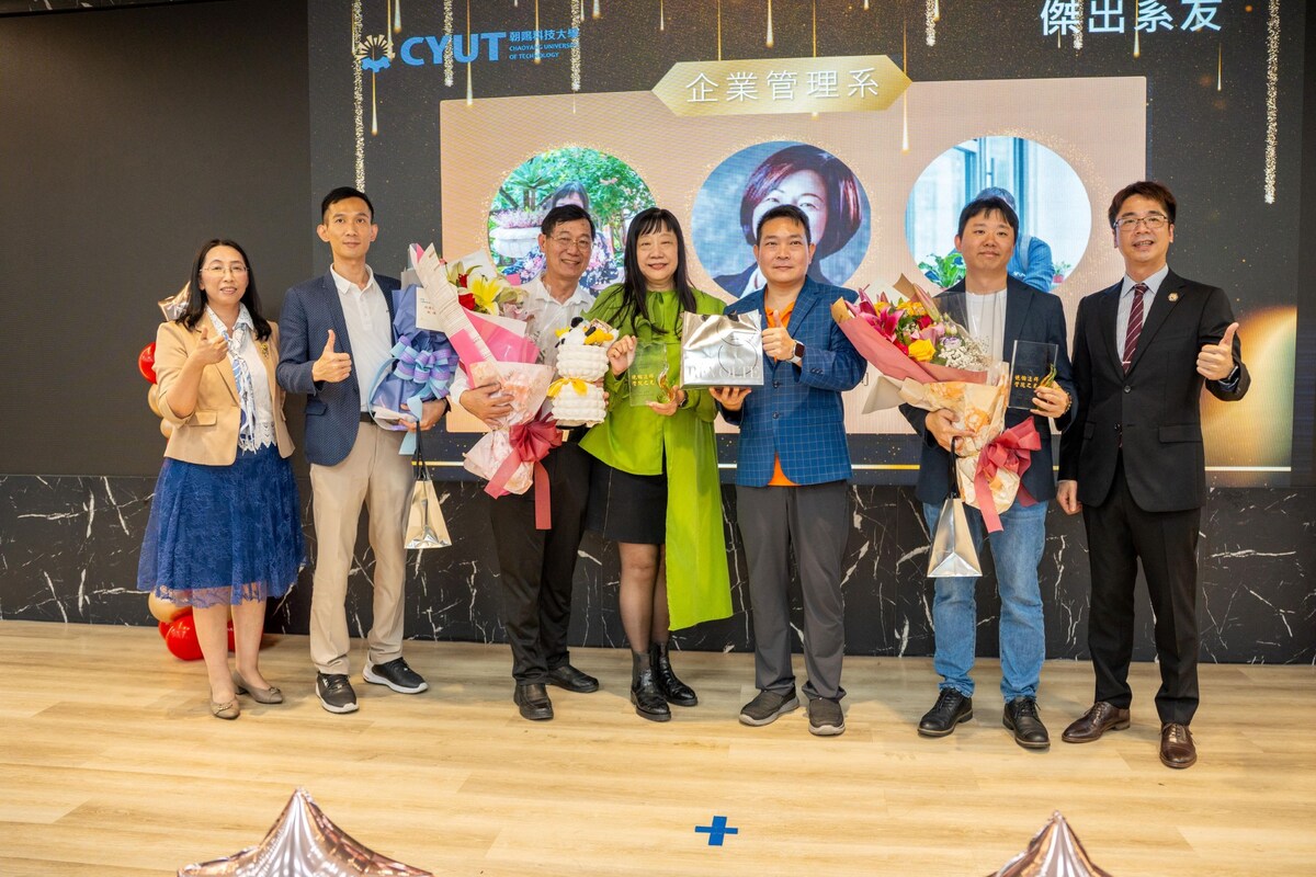 企業管理系傑出系友合影。圖片