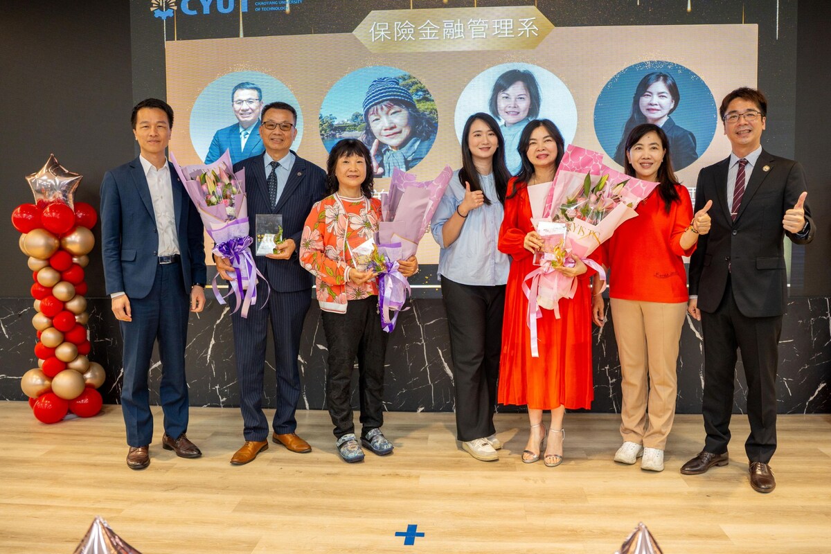 保險金融管理系傑出系友合影。圖片