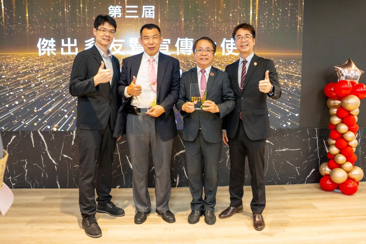 休閒事業管理系傑出系友合影。圖片