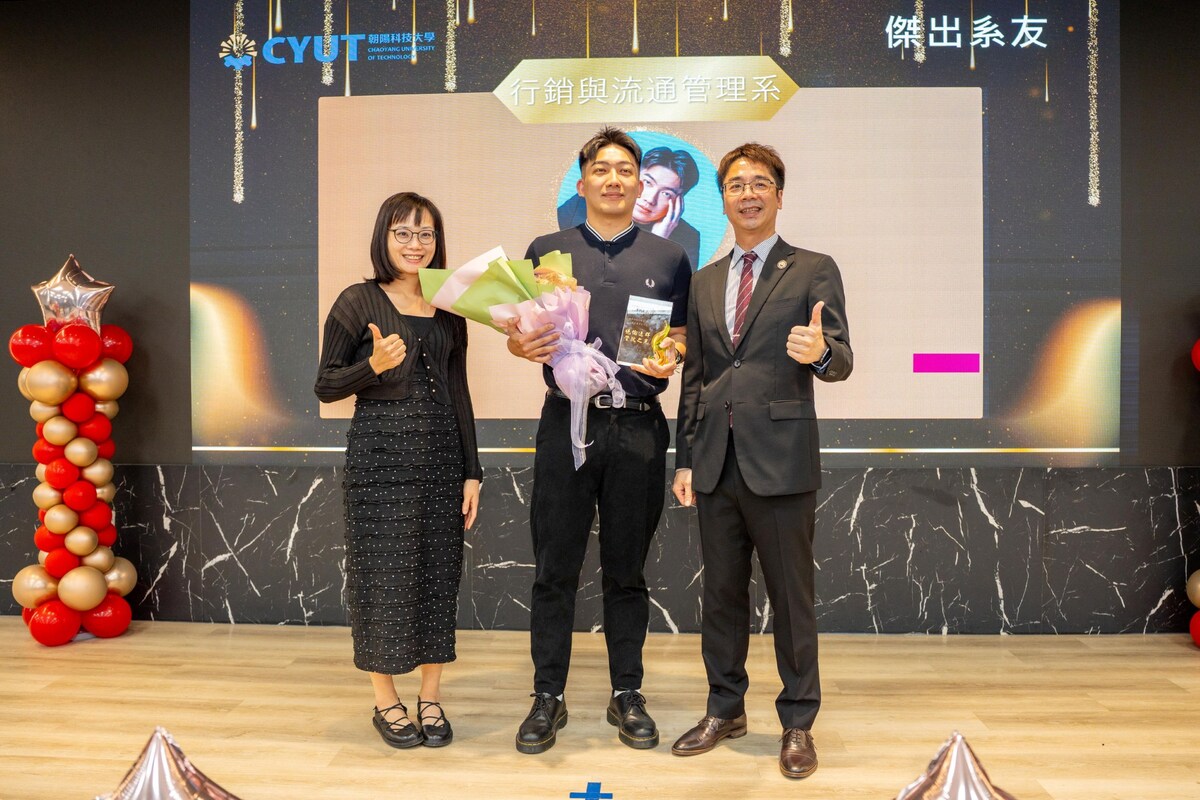 行銷與流通管理系傑出系友合影。圖片