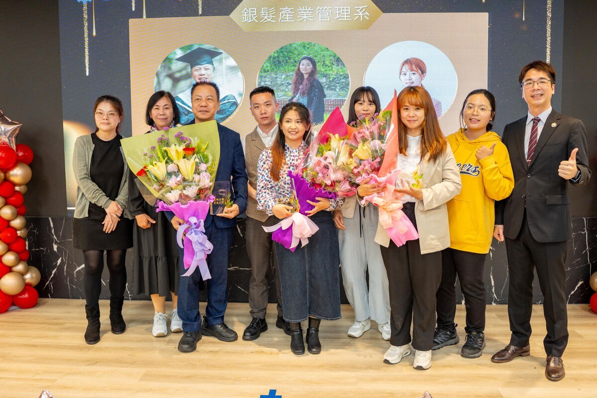 銀髮產業管理系傑出系友合影。圖片