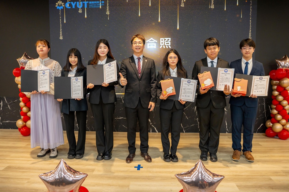 六位宣傳大使學子與管理學院院長林志偉(中)合影。圖片