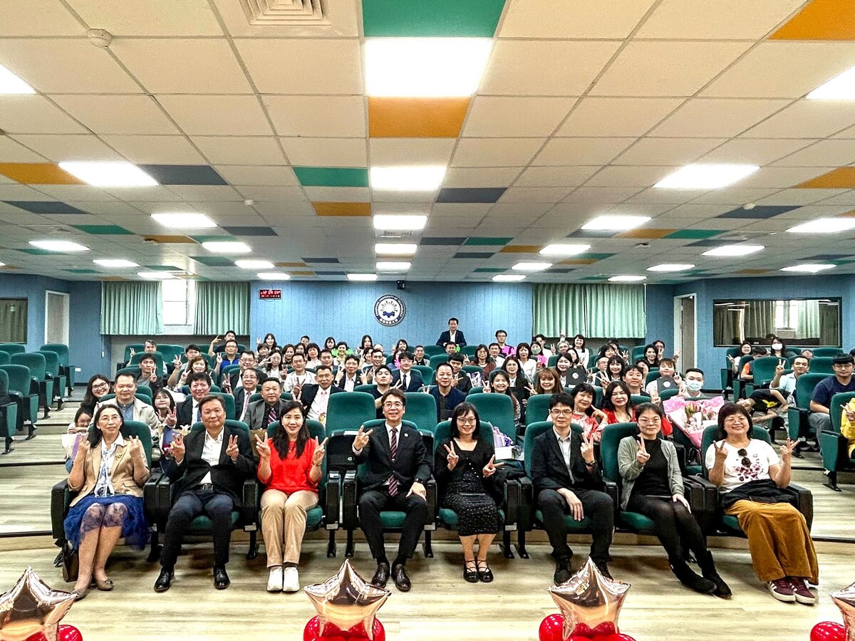 朝陽科大管理學院第三屆傑出系友暨宣傳大使表揚典禮大合照。圖片