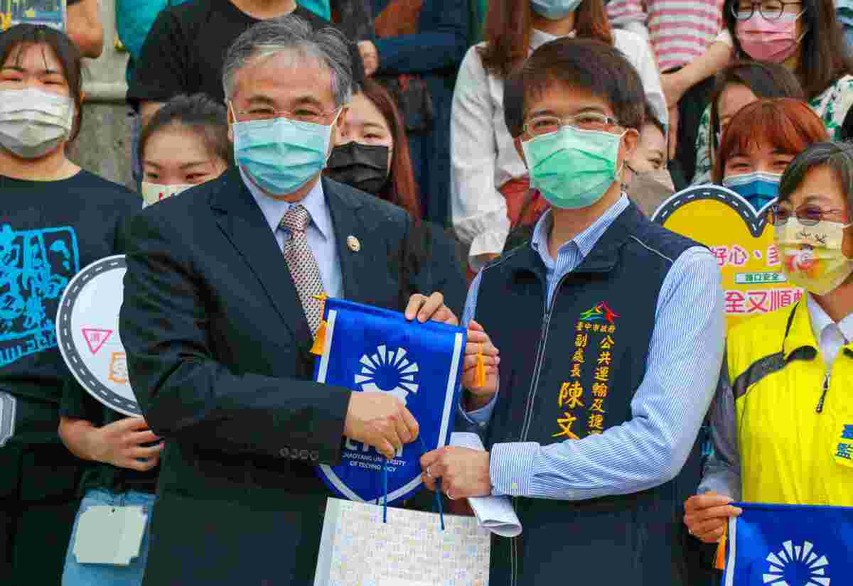 President Cheng Tao-Ming (left) thanked the support of the Transportation Bureau Taichung City Government.